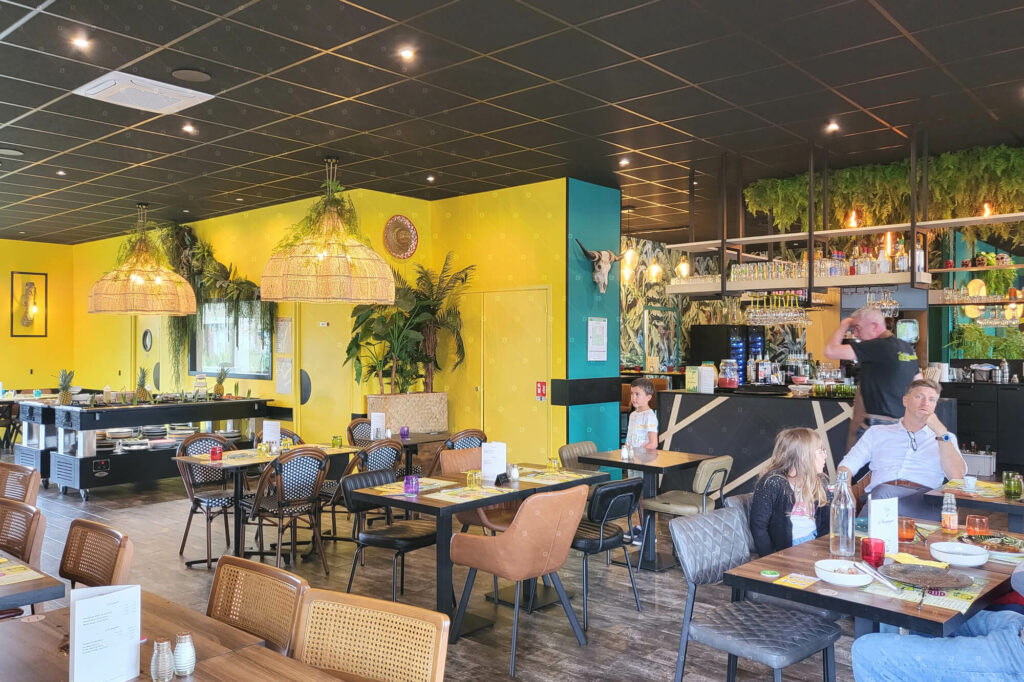 plantes-suspendues-au-plafond-rse-vegetalisation-restaurant-cadre-vert